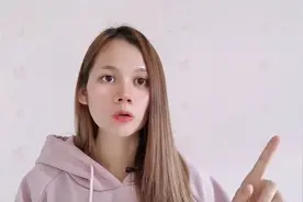 学校要求定制校服，老师建议孩子买两套，家长群里家长却这样说