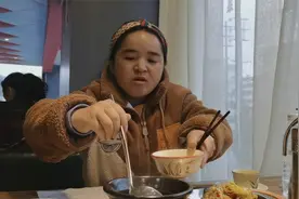 苗大姐享福了，小朱请客吃大餐，4菜两汤吃得心满意足视频封面