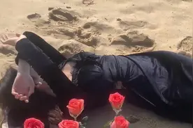 女子海边拍照，用花朵精心布景优雅躺沙滩，不料海浪来袭尖叫翻车