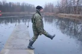 小伙自称会“水上行走”，无人相信，转身跳进湖中引发路人关注！视频封面