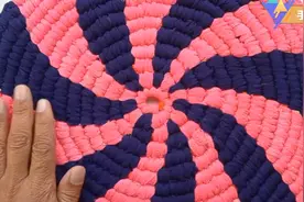 双色风车花样地垫，徒手编织简单又实用的圆形地垫，材料用旧被单