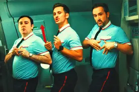 三位空乘大叔在飞机上唱歌跳舞，看的乘客一愣一愣的