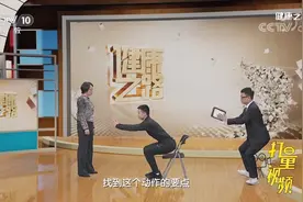 练肌肉的王牌动作！一个深蹲练多组肌肉，老年人也可做|健康之路视频封面