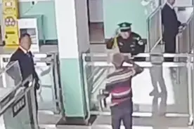 暖心！车站民警为无票民工大哥接水 民工一个手势大家都笑了视频封面