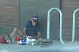 纪录片：美国街头真实现状，白人流浪汉从地上捡瓶子找食物吃