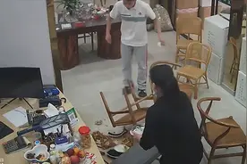 男孩推椅子准备吃饭 不料整桌菜被打翻视频封面
