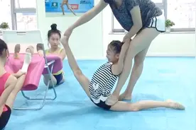 舞蹈班学生被老师压出高难度一字马，全班孩子挨个压，全都疼哭了视频封面