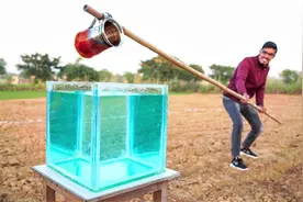 高温的熔盐有多恐怖？牛人把600℃盐水倒进水缸，场面太壮观！视频封面