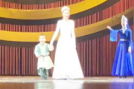 佟丽娅带儿子上台谢幕，全程美得像仙女，儿子乖巧可爱毫不怯场视频封面