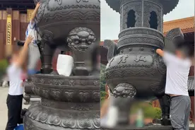 游客带娃攀爬寺庙许愿塔捞钱 景区：不允许，已派安保人员看守视频封面