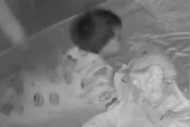 宝宝醒来爸爸猛拍哄睡，妻子监控看到气炸，不是你孩子？视频封面