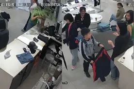 男孩下课用书包装满花送妈妈，帅气转身后同事羡慕极了：情商高视频封面