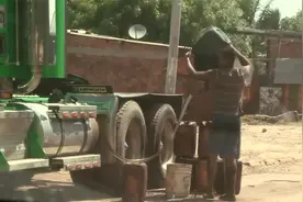 纪录片：一瓶矿泉水钱可以买5升汽油，油贩子跑一趟赚一万多视频封面