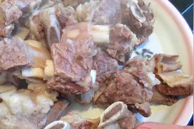 来新疆巴里坤必吃美食，手抓牛排骨，只放一把盐就行，香的没朋友视频封面