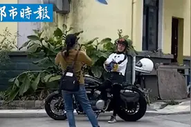 阿姨借路边的摩托车摆姿势拍照  拍完开心的一蹦一跳的走视频封面