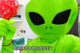 小男孩和妈妈怎样才能赶走他们呢？，外星人闯入了家里搞破坏