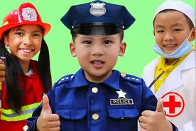 小女孩穿上套装，变身小小医生，消防员和警察，你喜欢什么职业呢视频封面