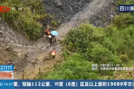 “土豆嬢嬢”每天背着煮好食物给救援队，他们吃着吃着就哭了视频封面