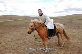 草原马有多野性？彪悍蒙古族姑娘站立驯马，装备齐全却被马小瞧视频封面