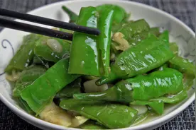 湖南油淋青椒为什么这么好吃，大厨分享正确做法，记得分享给邻居视频封面