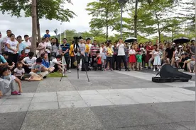 60多岁的老人街头卖艺拉二胡，一曲张学友的歌曲拉的悠扬婉转动听视频封面
