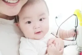 这孩子也是被宠没谁了，骑着爸爸脖子上揪爸爸的耳朵视频封面