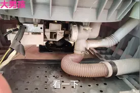 自动洗衣机出故障码E1是排水超时，一般都是这两个地方出问题