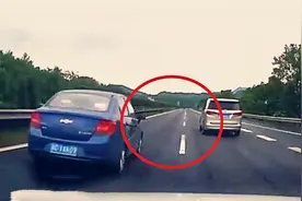 实拍：男子高速上见缝插针式强行超车酿事故 结局让人深思！视频封面