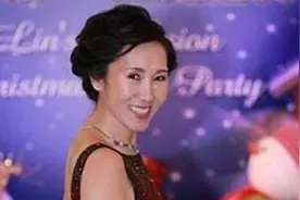 王思聪妈妈生活照曝光，气质出众撞脸邓文迪，网友：有钱人的长相视频封面