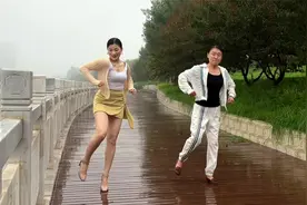 火热广场舞《蹦迪64步》母女蹦的那叫一个欢