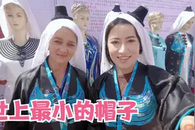 南疆姑娘穿上民族服饰，白色头巾上戴小帽子，感受新疆妇女的快乐视频封面