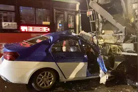 贵阳一出租车凌晨追尾混凝土搅拌车 撞得面目全非 安全气囊全弹出视频封面