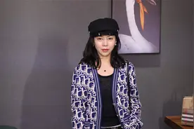 纯色开衫已过时，力荐这款蓝色涂鸦开衫，搭配皮短裤时髦减龄视频封面