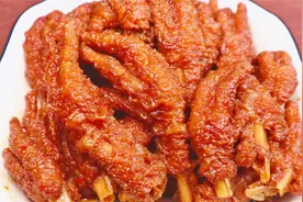 广东保姆教你秘制“虎皮鸡爪”，做法简单，一看就学会，软嫩脱骨
