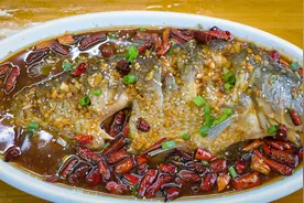 厨师长教你“蒜爆鲤鱼”直接下锅煮不油炸，比黄河大鲤鱼还香视频封面