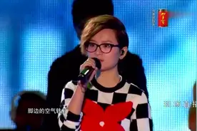 好声音：周笔畅多亮助阵总决赛，一首《小情歌》唱热全场气氛！视频封面