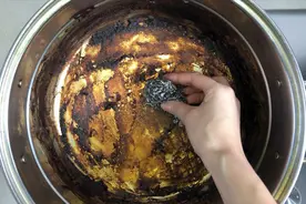 锅底烧糊了，教你个简单方法，不管多黑多厚的糊渍，3分钟洗干净视频封面