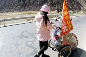 湖北姑娘徒步推车2000公里进藏，夜晚通宵徒步东达山，胆子真大视频封面