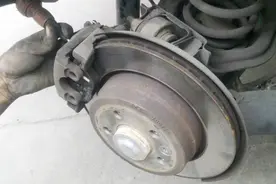 汽车刹车是四轮一起刹车吗？还是只刹前轮？其实道理很简单