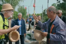 美国大爷中国农村买草帽砍价，深谙砍价精髓，中国大爷都被逗笑了视频封面