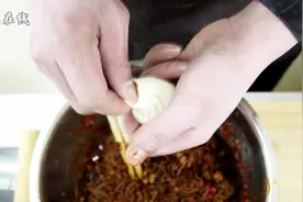 小厨教你做麻辣粉丝包子，比肉包子还要好吃，配方简单讲解详细视频封面