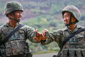 解放军最新款军人保障标识牌，相较于传统版本有哪些突破？视频封面