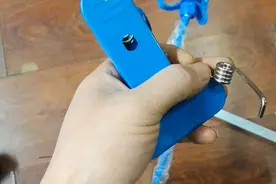 手机支架弹簧可以这样来安装！工具需要钳子，合适的方管，铁丝视频封面