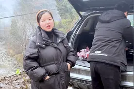 小八在亲戚家吃饭，聊起顺产剖腹产哪个更好，听后却感觉更茫然视频封面