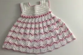 美丽的钩针连衣裙，双色Z字形花样，立体有层次，适合6个月婴儿视频封面