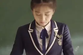 青梅竹马十二年都在同一个班，女主哭了！视频封面