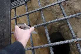 国外小哥亲测，把手机扔进深坑，里面有啥你猜得到吗视频封面