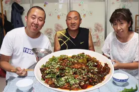 天气闷热没食欲，感觉浑身没力气，大彭做了啥美食，爸妈抢着吃视频封面