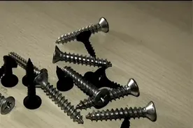 黑心汽修补胎工，手套内藏针恶意扎胎，涉案嫌犯被拘留丨法治视频封面