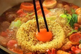 煮方便面，好多人第一步就做错了，难怪油腻不好吃，抓紧提醒家人视频封面